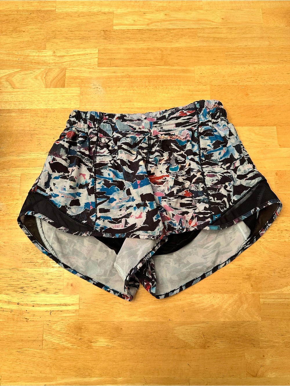 Lululemon hotty hot shorts size 6